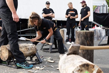 Deportistas de todo el mundo compiten en varias pruebas manejando diferentes herramientas para la madera como motosierras, hachas y sierras.