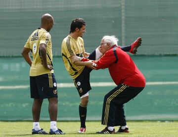 Se cumplen cinco años del fallecimiento de la leyenda del Atlético de Madrid. Como entrenador ha dirigido a nueve clubes: Atlético de Madrid, Betis, Barcelona, Espanyol, Sevilla, Valencia, Oviedo, Mallorca, Fenerbahçe además de haber sido seleccionador del combinado nacional español. En su palmarés hay 4 Copas del Rey (tres con el Atleti y una con el Barcelona), una Liga, una Supercopa de España, una Copa Intercontinental con los rojiblancos y la Eurocopa de 2008 con la selección española. A esto hay que sumarle qu ha sido galardonado con la medalla de oro de la Real Orden del Mérito Deportivo y Premio IFFHS como mejor seleccionador del año.