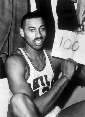 En blanco y negro, Wilt Chamberlain sujeta con las manos, casi a la altura de la cara, un papel en el que está escrito a mano el número 100. Es una de las fotos más icónicas de la historia del deporte. El 2 de marzo de 1962, en Hershey (Pennsylvania), Chamberlain anotó 100 puntos en un Philadelphia Warriors 169-New York Knicks 147. En diciembre ya había batido (78) el récord de anotación de la NBA (71 puntos). Esos 100 siguen siendo una marca imbatible (Kobe Bryant anotó 81). Acabó con 100 puntos, 25 rebotes, un 36/63 en tiros (récord de anotados y lanzados), 28/32 en tiros libres (récord de anotados) y 25 rebotes. También batió un récord por entonces de anotación en un cuarto (31) y en una parte (todavía vigente: 59 en la segunda). Como eran otros tiempos, no hubo televisión en directos, no hay vídeo del partido y apenas había 4.124 personas en la grada y ni un solo periodista de Nueva York.