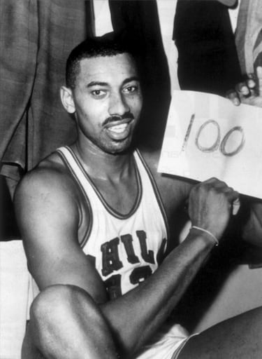 En blanco y negro, Wilt Chamberlain sujeta con las manos, casi a la altura de la cara, un papel en el que está escrito a mano el número 100. Es una de las fotos más icónicas de la historia del deporte. El 2 de marzo de 1962, en Hershey (Pennsylvania), Chamberlain anotó 100 puntos en un Philadelphia Warriors 169-New York Knicks 147. En diciembre ya había batido (78) el récord de anotación de la NBA (71 puntos). Esos 100 siguen siendo una marca imbatible (Kobe Bryant anotó 81). Acabó con 100 puntos, 25 rebotes, un 36/63 en tiros (récord de anotados y lanzados), 28/32 en tiros libres (récord de anotados) y 25 rebotes. También batió un récord por entonces de anotación en un cuarto (31) y en una parte (todavía vigente: 59 en la segunda). Como eran otros tiempos, no hubo televisión en directos, no hay vídeo del partido y apenas había 4.124 personas en la grada y ni un solo periodista de Nueva York.