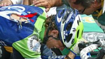 <b>TREMENDO. </B>Alejandro Valverde tuvo que ser asistido por los médicos durante toda la etapa debido a su tremenda caída.