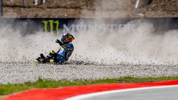 MONTMELÓ (BARCELONA), 06/09/2025.- El piloto español de MotoGP Fermín Aldeguer (BK8 Gresini Racing MotoGP) sufre una caída durante la carrera al sprint previa al Gran Premio de Cataluña que se disputará este domingo en el circuito de Barcelona-Cataluña en Montmeló. EFE/ Siu Wu