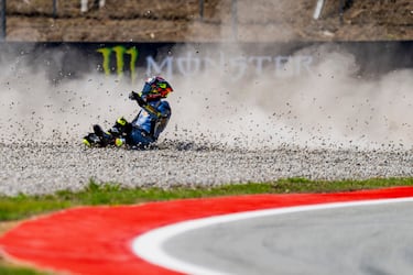 Fermín Aldeguer (BK8 Gresini Racing MotoGP) y Marco Bezzecchi (Aprilia Racing) sufren una caída durante la carrera al sprint del Gran Premio de Cataluña que se disputa en el circuito de Barcelona-Cataluña en Montmeló.