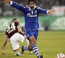 Raúl da el triunfo al Schalke con su décimo gol en Liga