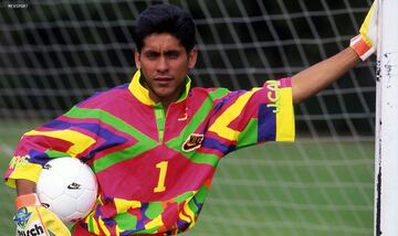Jorge Campos, portero de México, con su equipación para el Mundial de 1994.