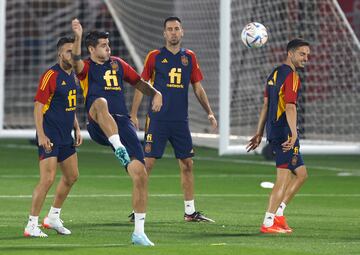 Álvaro Morata con el balón ante la mirada de sus compañeros. 



