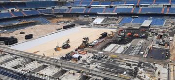 Las obras de acondicionamiento del terreno de juego del estadio Santiago Bernabéu a pocos días días de su estreno.