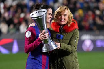 Marta Torrejón, capitana del conjunto azulgrana, recibe de manos de Pilar Alegría,  ministra de Educación, Formación Profesional y Deportes y portavoz del Gobierno, el trofeo de la Supercopa de España.