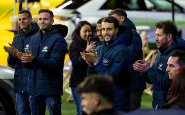 Diez aficionados disfrutarán de una exclusiva noche pernoctando en tiendas de campaña instaladas en el estadio, como ganadores de un sorteo de Hyundai, patrocinador del  Atletico de Madrid. Los jugadores rojiblancos cedieron sus vehículos IONIQ 5 para dotar de energía a diferentes zonas del Eco Camping. En la imagen, Saúl Ñíguez y Mario Hermoso.