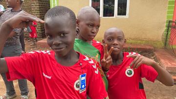 Niños de Fort Portal, en Uganda, nada más recibir sus camisetas del Racing.