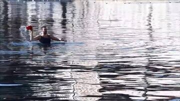 Un jugador del Estrella Roja se tiene que tirar al mar para evitar que le agredieran