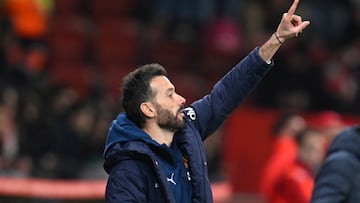 GIJÓN, 16/12/2025.- El entrenador del Valencia, Carlos Corberán, durante el partido de dieciseisavos de final de la Copa del Rey que Sporting de Gijón y Valencia CF disputan este martes en el estadio de El Molinón, en Gijón. EFE/Eloy Alonso