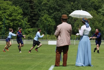 Actores con trajes de época durante el  partido de conmemoración de la unión de rugby entre los equipos Stade Francais y Racing Club de France en el estadio Christophe Dominici en París, mientras recrean la primera final de 1892. - El primer título de Los campeones de la unión francesa de rugby se otorgó en 1892 y fue arbitrado por Baron de Coubertin, el equipo ganador recibe el Bouclier de Brennus, el famoso trofeo otorgado desde ese año.