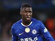 Moisés Caicedo en un partido con el Chelsea.