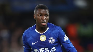 Moisés Caicedo en un partido con el Chelsea.