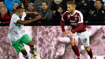 Iv&aacute;n Balliu (derecha), en un Metz-Saint Etienne.