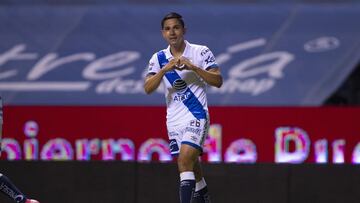 Salvador Reyes festeja un gol con el Puebla