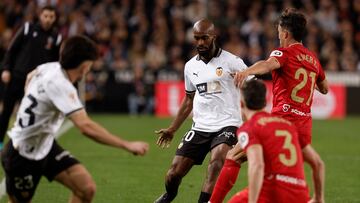 VALENCIA, 13/02/2024.- El defensa del Valencia Dimitri Foulquier (2i) centra un balón junto a Óliver Torres (d), del Sevilla, durante el partido de la jornada 25 de LaLiga que Valencia CF y Sevilla FC disputan este sábado en Mestalla. EFE/Kai Fösterling
