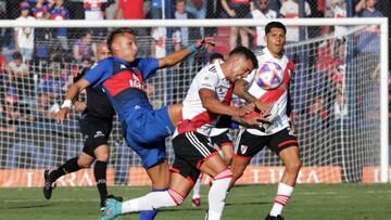 BUENOS AIRES, ARGENTINA - FEBRUARY 18: Mateo Retegui of Tigre and Enzo Diaz of River Plate fight for the ball during a match between Tigre and River Plate as part of Liga Profesional 2023 at Jose Dellagiovanna on February 18, 2023 in Buenos Aires, Argentina. (Photo by Daniel Jayo/Getty Images)