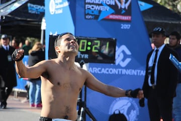 Monterrey vivió una fiesta importante con el Maratón Powerade, donde decenas de corredores desafiaron al frío para cumplir esta meta.