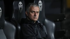 Mourinho, en el banquillo de Mestalla en el partido contra el Valencia.