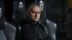 Mourinho, en el banquillo de Mestalla en el partido contra el Valencia.