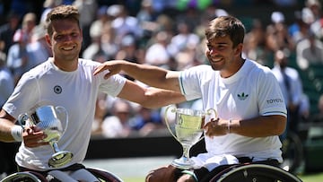 Martin De la Puente (D) y Ruben Spaargaren, con sus trofeos de campeones de Wimbledon.