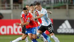 Chile&#039;s Alexis Sanchez (L) and Argentina&#039;s Giovani Lo Celso (R) vie for the ball during their South American qualification football match for the FIFA World Cup Qatar 2022 at Zorros del Desierto Stadium in Calama, Chile on January 27, 2022. (Pho