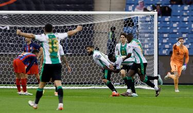 1-1. El El mediocentro francés del Betis celebra el tanto que marca en el minuto 76.