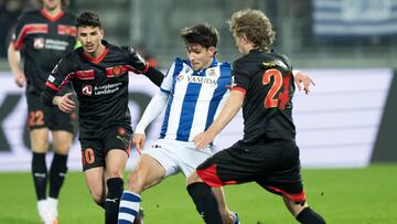 Herning (Denmark), 13/02/2025.- Real Sociedad's Jon Aramburu (C) in action during the UEFA Europa League knockout phase play-offs 1st leg match between FC Midtjylland and Real Sociedad at MCH Arena in Herning, Denmark, 13 February 2025. (Dinamarca) EFE/EPA/HENNING BAGGER DENMARK OUT