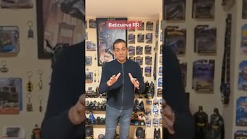 Felipe Ramos Rizo presumen su amplia colección de Batman