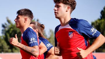 Aitor Gismera y Carlos Martín, durante un entrenamiento del Atlético.