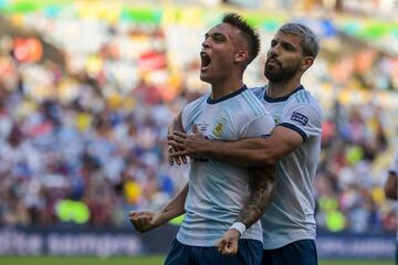 0-1. Lautaro Martínez celebró el primer gol.