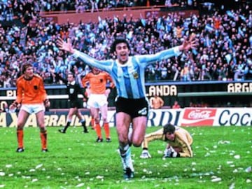 Argentina 78. El Mundial se disputó en un país castigado por la dictadura militar del General Videla. Kempes y la selección argentina, rescataron a sus compatriotas gracias a un triunfo que no estuvo libre de las sospechas de tongo. Holanda fue finalista sin Cruyff y cayó derrotada 3-1 con prórroga incluida.