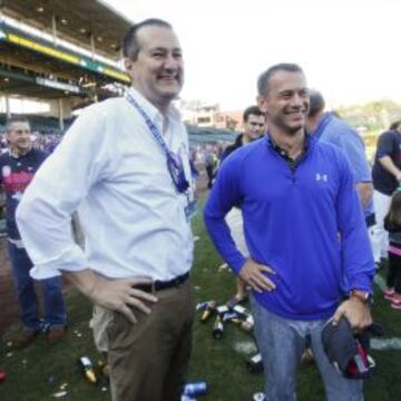 Tom Ricketts (izquierda), propietario de los Chicago Cubs junto a Jed Hoyer (derecha), vicepresidente ejecutivo y general manager del club.