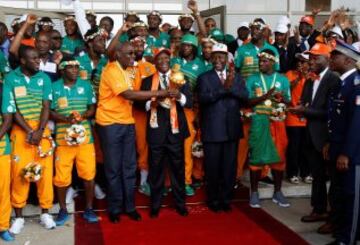 La ciudad de Abidjan se llenó de una multitud de marfileños deseosos de ver a su selección como campeones de África. El Presidente de Costa de Marfil, Alassane Ouattara, recibe la Copa. 