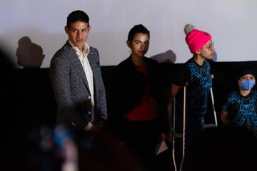 James Rodríguez junto a los niños de su fundación 