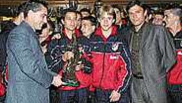 <B>EN LA SALA DE TROFEOS</B>. Futre y Toni felicitaron a los chavales del Cadete B que acaban de ganar la Nike Cup en las instalaciones del Vicente Calderón.
