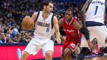José Manuel Calderon (8) dribla a Chris Paul (3) durante el primer cuarto del partido que enfrentó a Clippers y Mavericks.