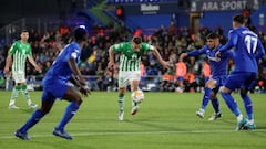 GETAFE, SPAIN - MAY 02: Sergio Canales of Real Betis is challenged by Mauro Arambarri of Getafe CF  during the LaLiga Santander match between Getafe CF and Real Betis at Coliseum Alfonso Perez on May 02, 2022 in Getafe, Spain. (Photo by Gonzalo Arroyo Mor