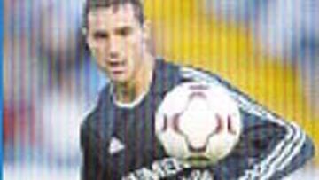 <b>HELGUERA</b>. Soberbio en un día de trabajo sin fin. Se fajó con una delantera agresiva y salió airoso. Bravo aportó mucho