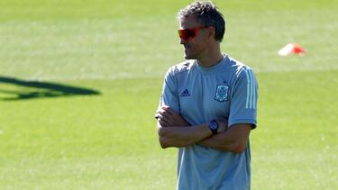 FILE PHOTO: Soccer Football - Euro 2020 - Spain Training - Ciudad del Futbol Las Rozas, Madrid, Spain - July 5, 2021 Spain coach Luis Enrique during training REUTERS/Sergio Perez/File Photo