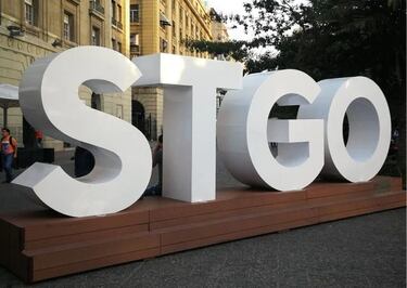 La decisión de la municipalidad de Santiago sobre las letras STGO de la Plaza de Armas: es oficial