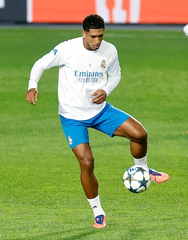 Bellingham, concentrado durante la última sesión del Real Madrid en el Ortalyq Stadıon.