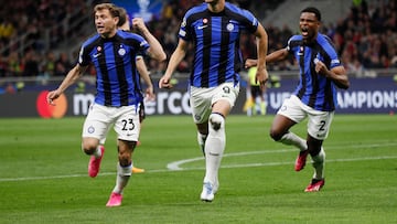 Soccer Football - Champions League - Semi Final - First Leg - AC Milan v Inter Milan - San Siro, Milan, Italy - May 10, 2023 Inter Milan's Edin Dzeko celebrates scoring their first goal with Nicolo Barella and Denzel Dumfries REUTERS/Alessandro Garofalo