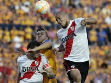 Lucas Alario (L) and Jonathan Maidana (R) of Argentina's River Plate jump for the ball with Jorge Torres Nilo of Mexico's Tigres during the first leg of their Copa Libertadores final soccer match at the Universitario stadium in Monterrey, Mexico July 29, 2015. REUTERS/Daniel Becerril 