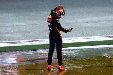 Max Verstappen abandonando la carrera tras el incidente.