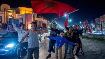 Moroccans celebrate November 11, 2017 in Marrakech following Morocco&#039;s victory over Ivory Coast in their FIFA 2018 World Cup Africa Qualifier to participate the FIFA 2018 World Cup. 
 
  / AFP PHOTO / Fadel SENNA