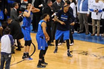Los jugadores de los Dallas Mavericks celbran la victoria.