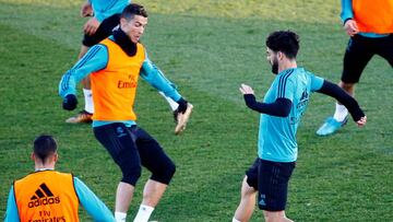 GRAF3222. MADRID, 30/12/2017.- Los jugadores del Real Madrid, el portugu&eacute;s Cristiano Ronaldo (i) y Francisco Rom&aacute;n Alarc&oacute;n &quot;Isco&quot; (d) durante el primer entrenamiento del equipo tras el par&oacute;n por las vacaciones navide&ntilde;as, hoy en el estadio Alfredo Di St&eacute;fano. EFE/J.P.GANDUL